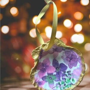HANDMADE NEW SEA SHELL ORNAMENT WITH GOLD RIBBON FLORAL SIZE approx 3”